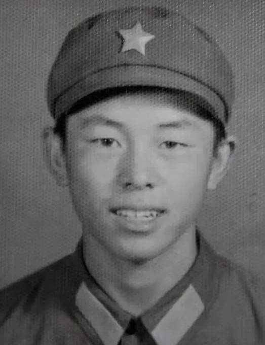 1987年1月7日，爆破手马占福被敌人的子弹射中腹部，一截肠子流了出来，他咬着牙