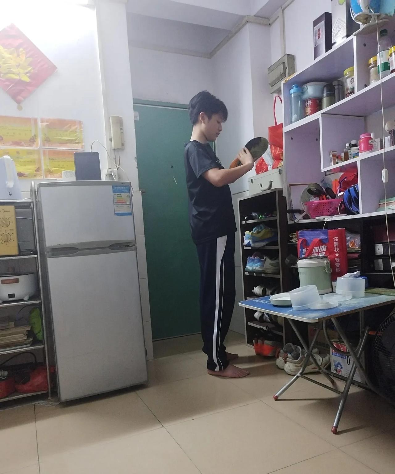 今天是星期天，老板还是要叫我来加班的，上了那么久班也没休息过了，怎么也要赖半天吧