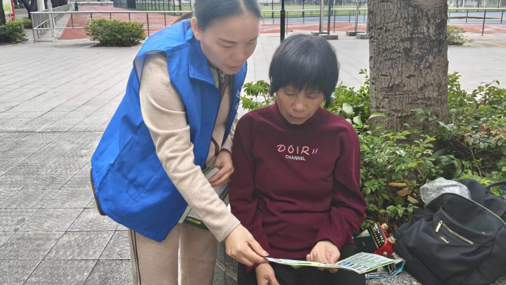 禁毒活动进村居  筑牢禁毒防护网