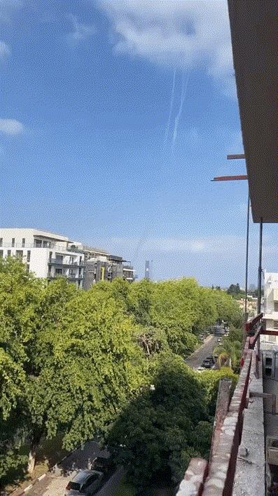 17日，以色列在白天开始遭到伊朗导弹袭击，铁穹系统好像没啥用，基本拦不住高超音速