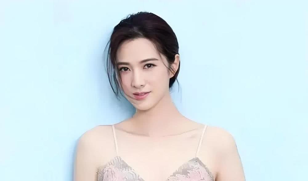 这姐们儿的故事挺实在的，咱唠唠。隋俊波小时候家里是真不容易，爹妈下岗后开出租、端