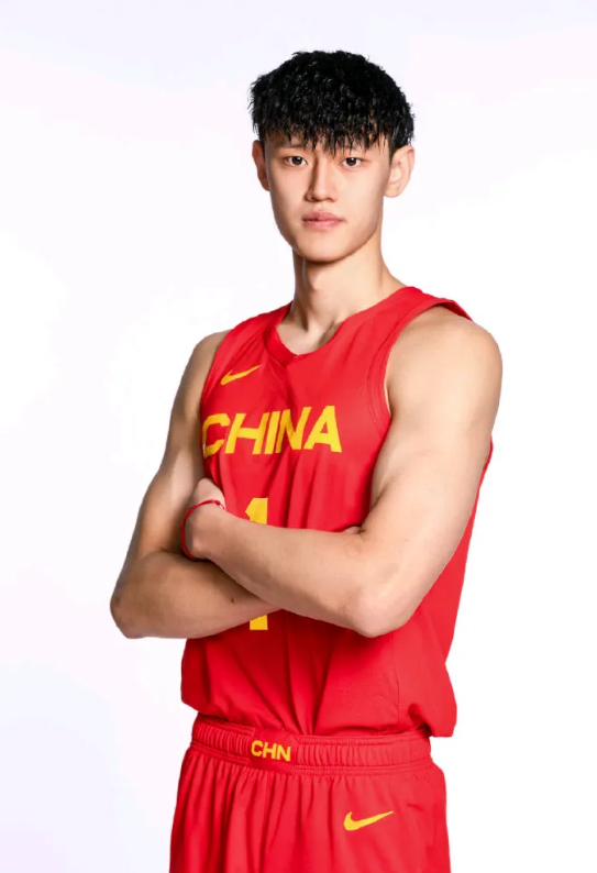 未来我心目中的男篮国家队主力队员如下:
1、曾凡博
2、徐杰
3、徐昕
4、杨瀚