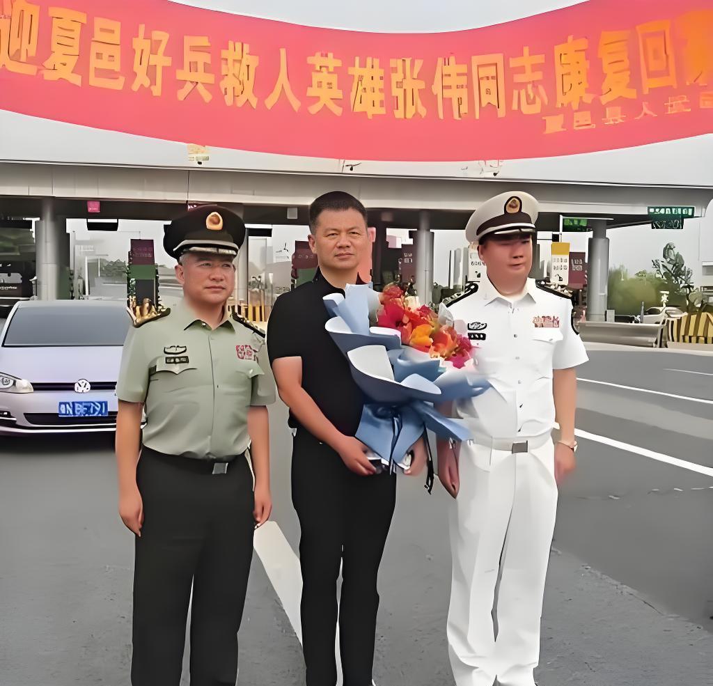 事情还得从前些天说起，那天张伟本来陪着母亲在公园散步，就是想趁休假放松一下，没想