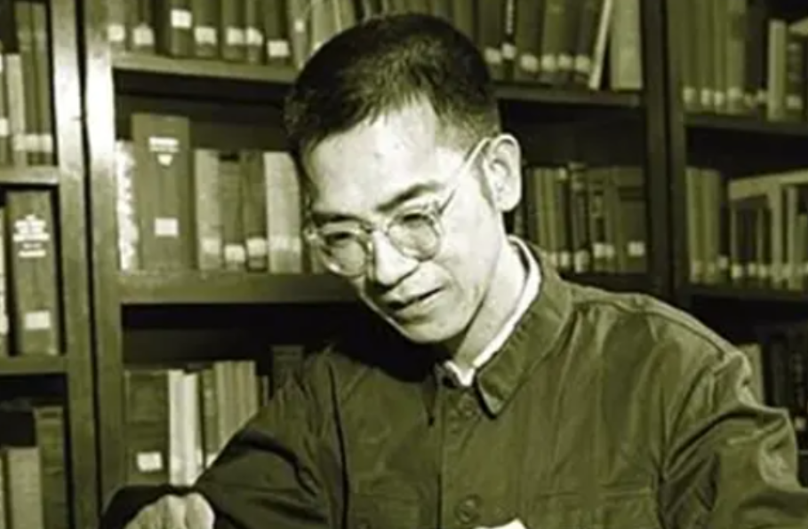 1953年，陈景润毕业后分到北京四中教书，学校却因口齿不清辞退他。之后他摆摊租书