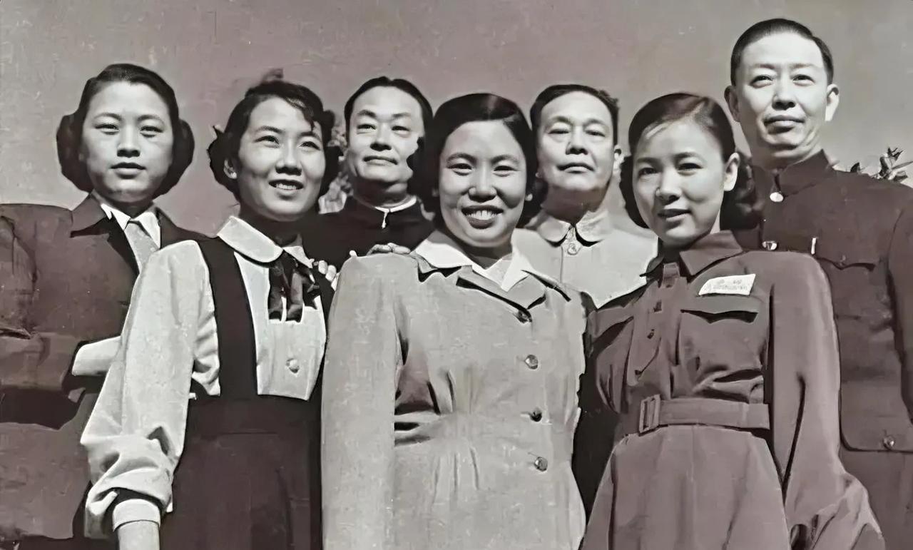 如果能把这7位都认出来，估计至少也得70岁以上的老影迷了。
这是60年代老艺术家