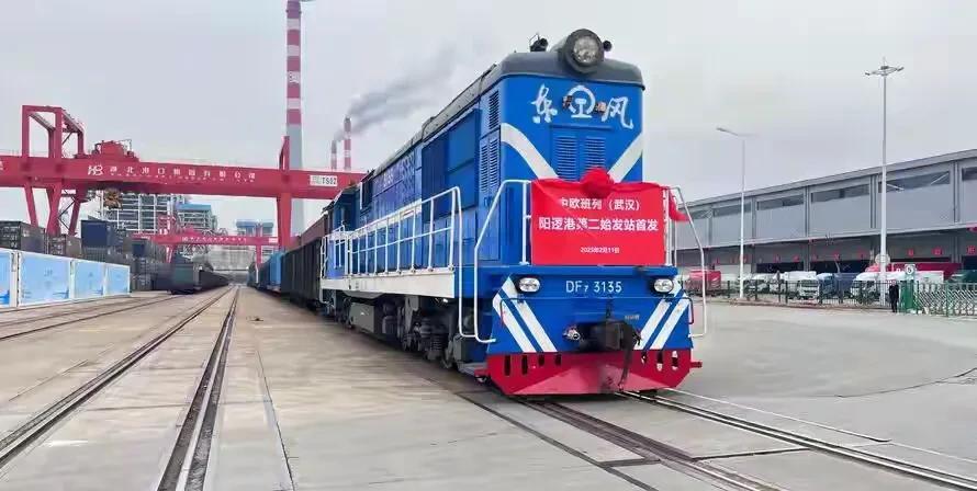 波兰又开始玩火了，
当众开启“墙头草”模式。眼见中波谈妥，我方前脚才离开华沙，波
