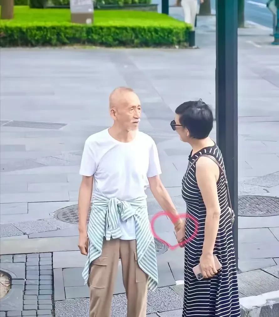 陈彼得老师的一生可以说是没有任何遗憾的，
一生的最动情的作品《这次我想抱紧你这样