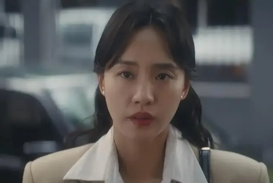 《棋士》里竟有如此令人作呕的女人！
高淑华，初期在王红羽那当秘书。她心高气傲，觉