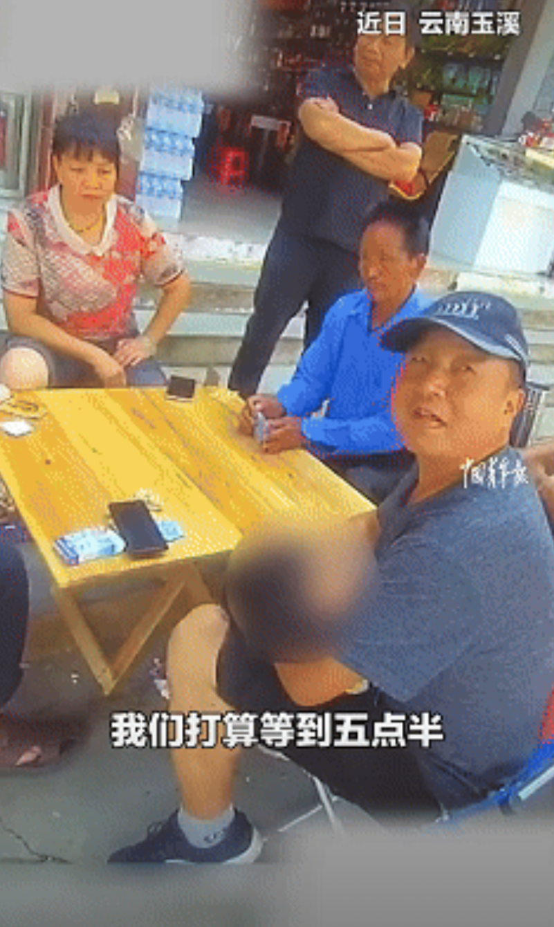 好温暖！云南某女士携 3 岁女儿买菜，孩子突然跑丢。她慌忙报警后，民警与她一同沿