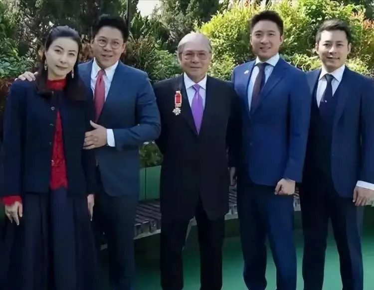 霍家为何不用保镖











不敢相信！香港两大豪门，李家出行保镖一群