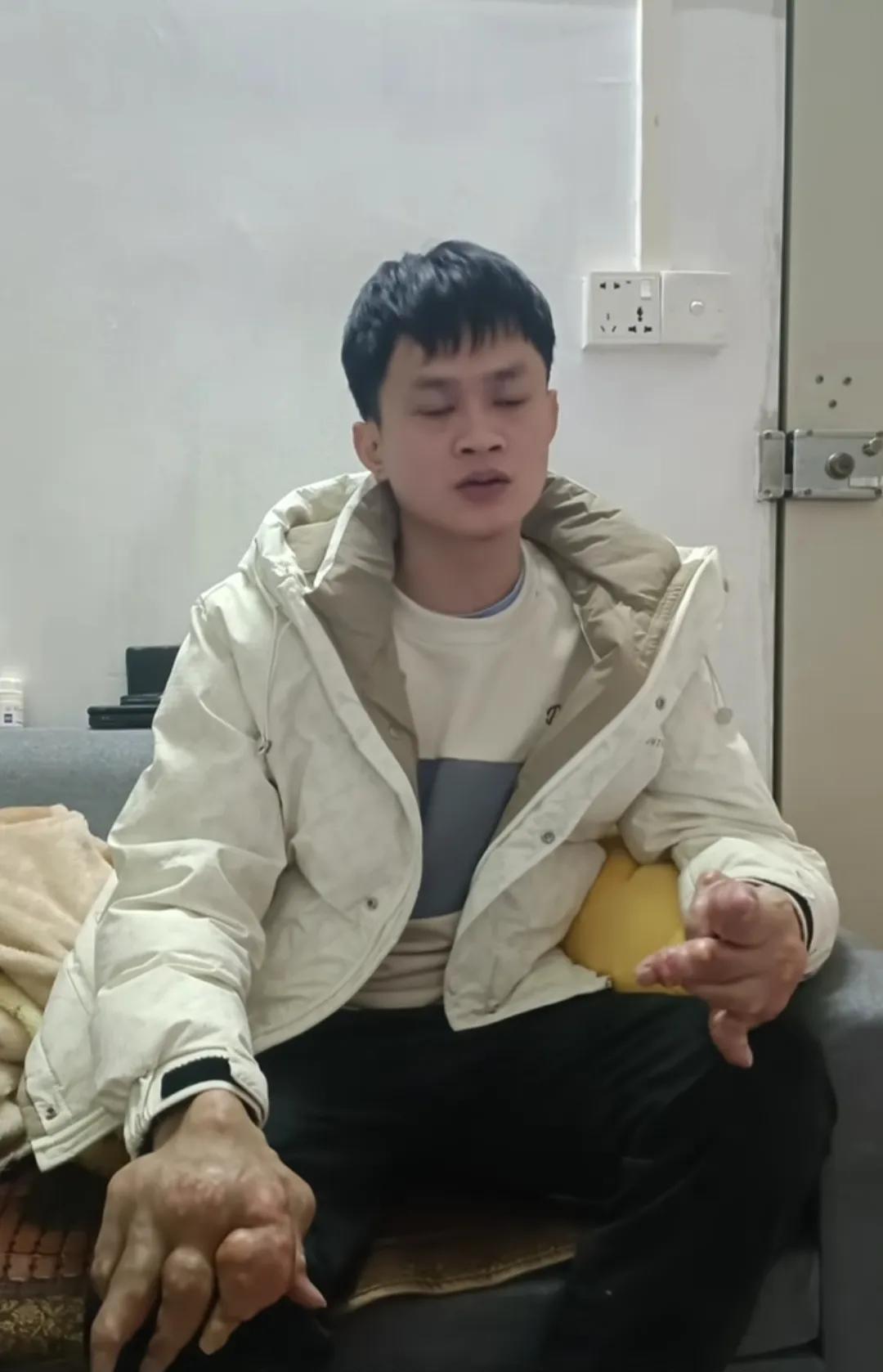 有人说痛风是不死的癌症，但痛起来真要命！5月22日视频，广西29岁男子从小爱喝饮