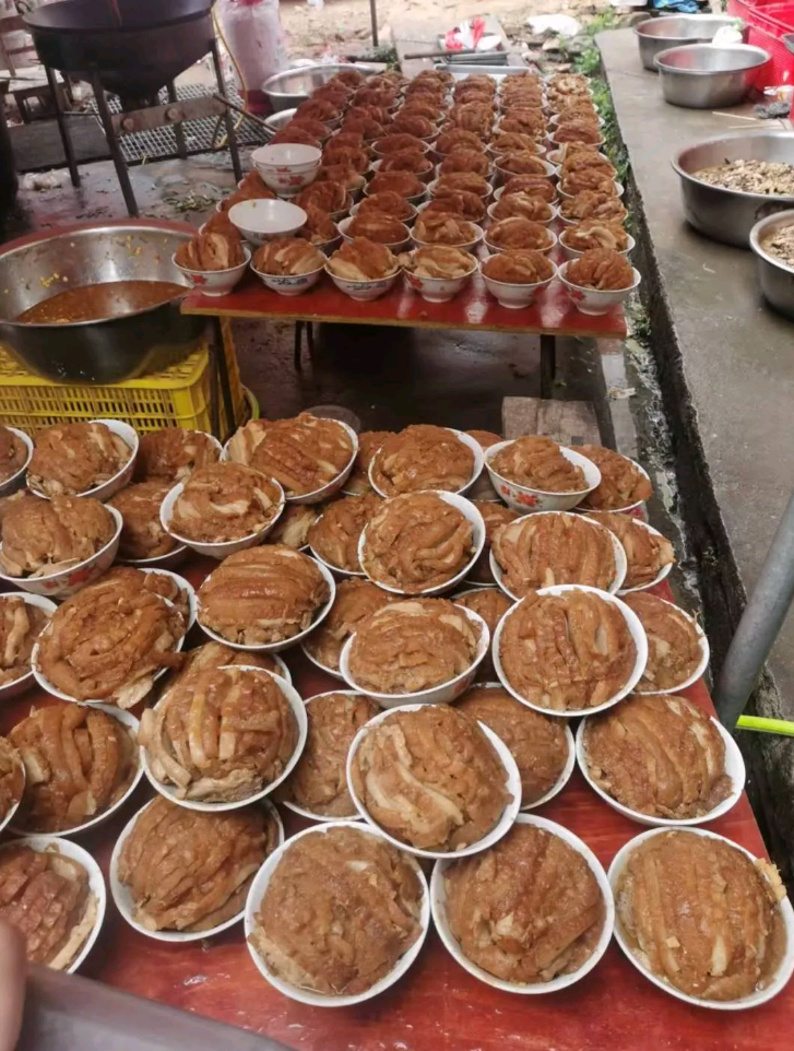 在广西要是不小心把这桌打翻能跑出村吗？
