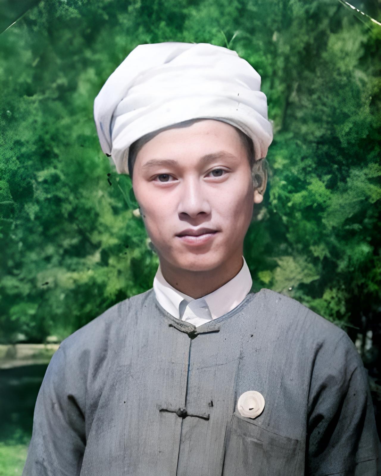 这名帅气的男子有着特殊的身份。他的祖上曾是西双版纳的最高统治者。他正是44世末代