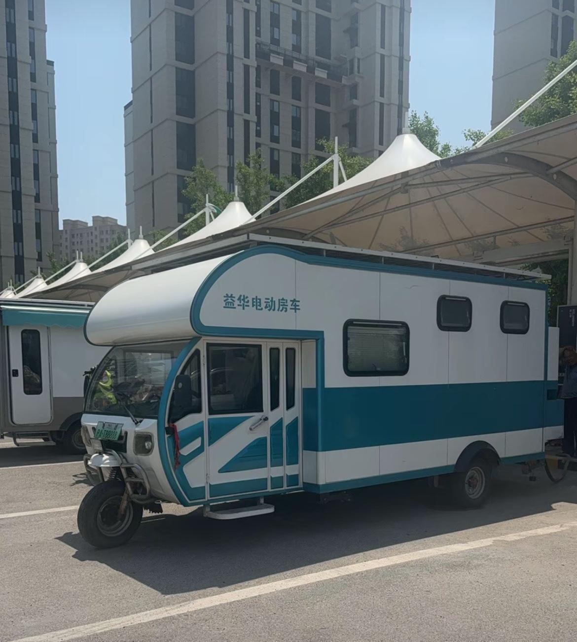 #头号新车# 三轮房车？老头乐？8000块？哈哈哈哈，我看到了什么？
上次去办事