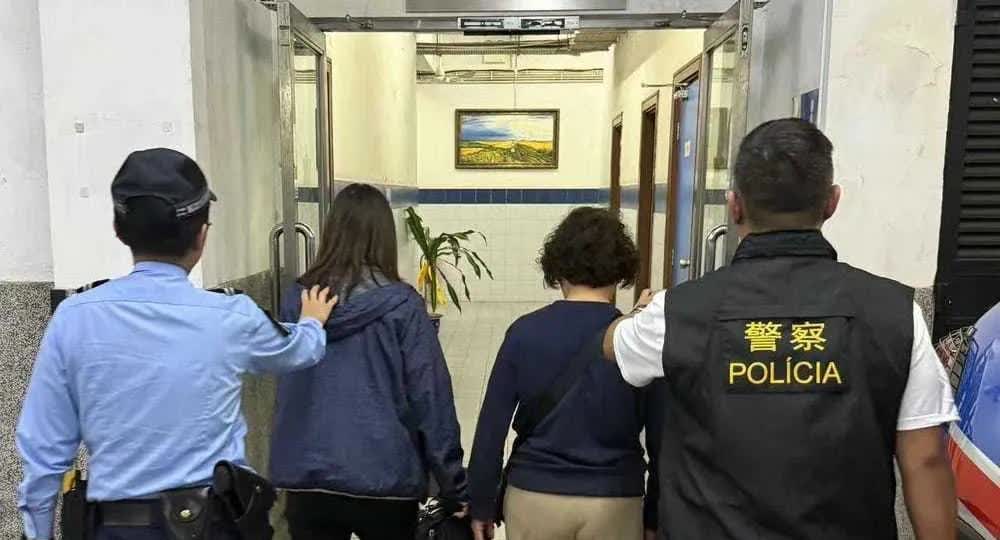 一对香港姐妹，今年一月去澳门旅游期间，在的士上捡到一个放有61万港元现金的纸袋，