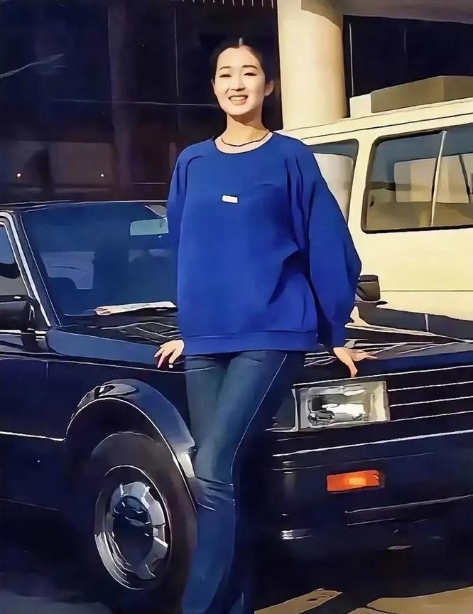 巩俐这张中戏校园旧照，堪称中国电影史的一枚「时光胶囊」——素面朝天的脸庞下蛰伏着