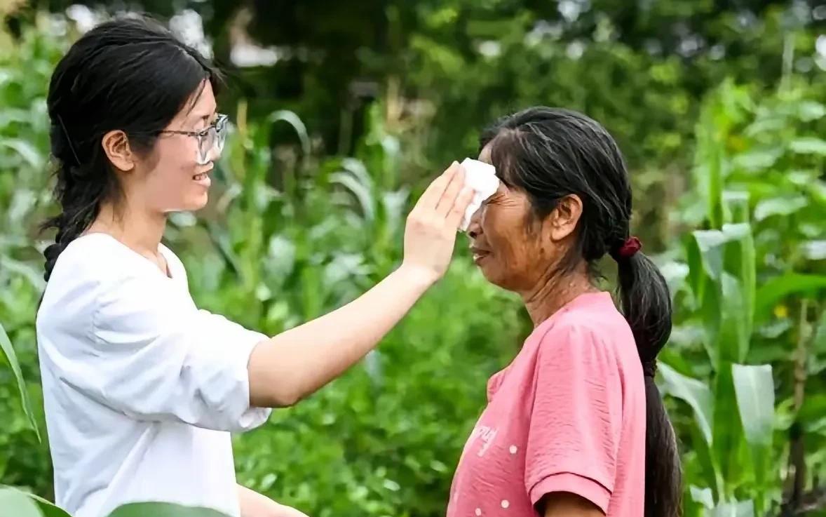 扁担女孩和妈妈一起做农活，很熟练的样子[呲牙]
农村女孩就是豪爽，不矫情，扁担女