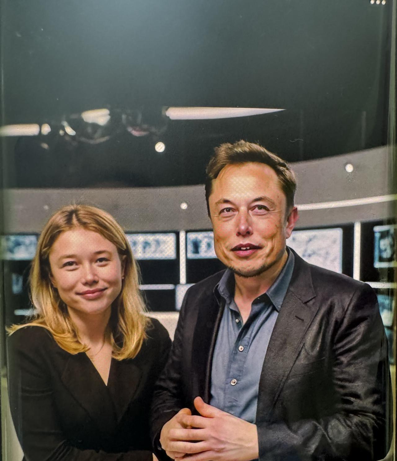 马斯克女儿与马斯克还真像啊！