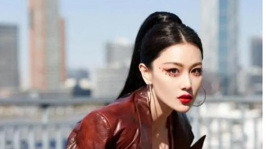 张馨予宋慧乔米兰同台竞技，37岁VS43岁，丰腴美力压干瘪美？