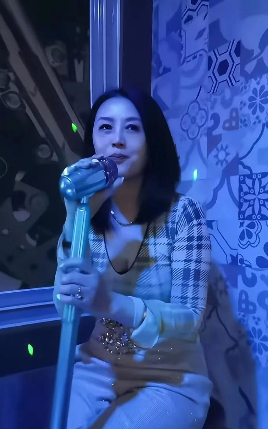 跟初恋分开十二年后再相逢，看到她唱歌的样子，好像又回到了大学时代，我忽然感觉有喜