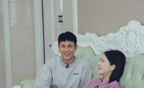 杜淳妻子自曝无缘演员缘由
杜淳妻子王灿直播自曝当不了演员。她称没背景难获机会，还