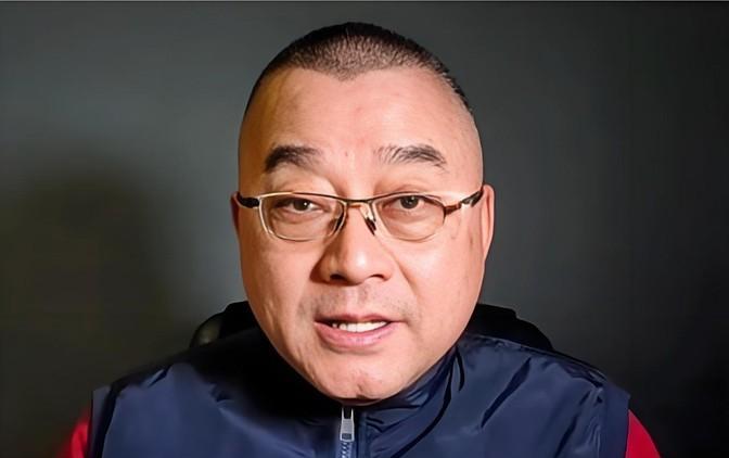 万万没想到，聂圣哲骂完董宇辉又翻出十五年前的文章猛怼李敖。说李敖像半头藏獒，见谁