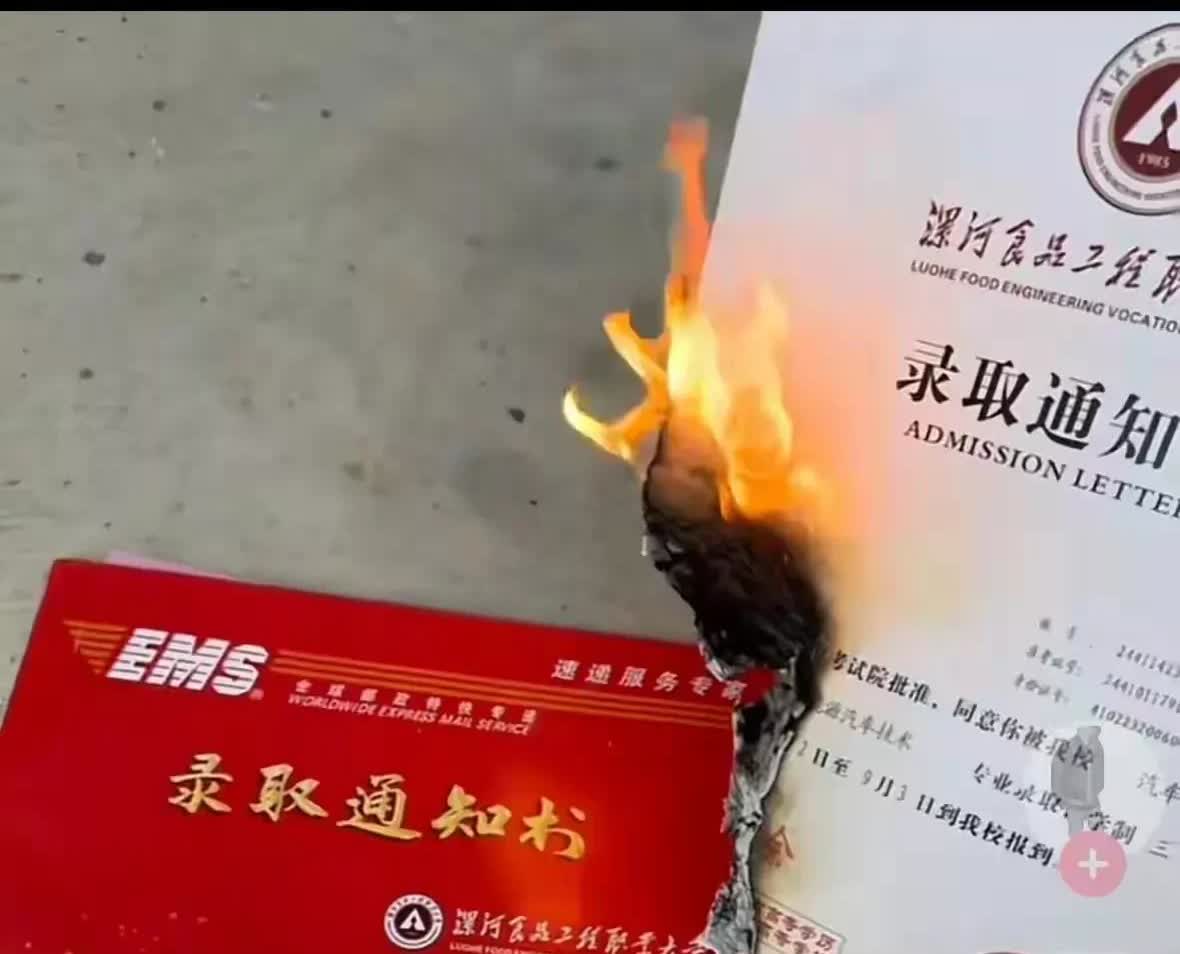 太伤心了！河南漯河，有一名女子在网上诉苦，他的儿子最近被漯河一家大专院校录取了，