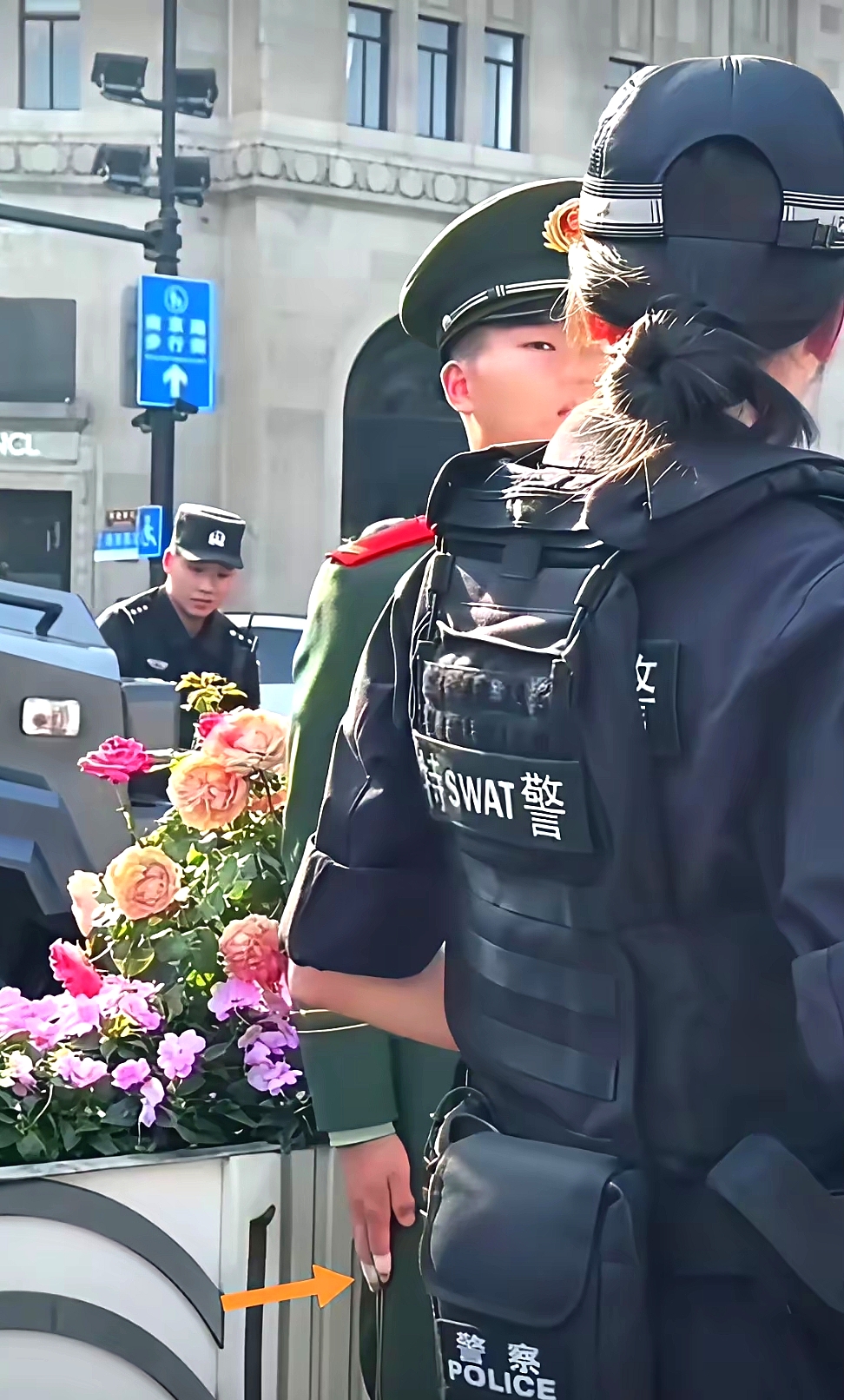 上海街头男武警手指带伤执勤，女特警确认眼神。
