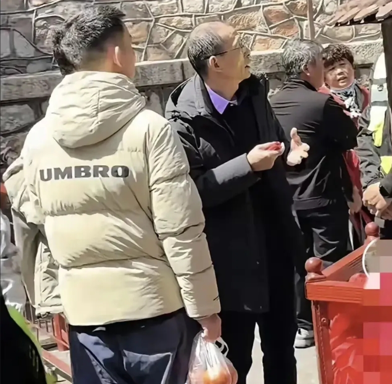 周末一定是谢浩楠和家人团聚的日子。
看出来了吧，谢浩楠父母根本忍不住对谢浩楠的思