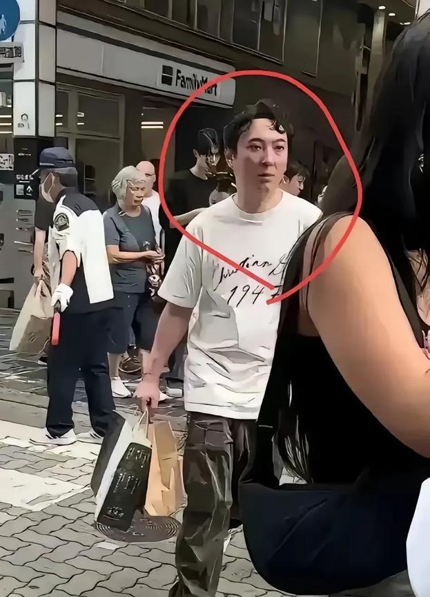 日本街头的王思聪，沦为了为女朋友提包的角色。
照片中的他睡眼朦胧，眼睛和面部浮肿