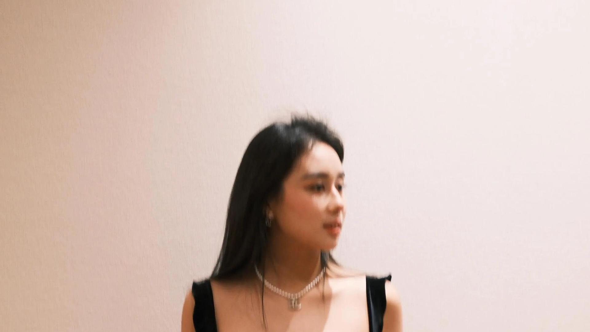 何超欣晒和赌王四太喝酒照片，她戴香奈儿项链，喝几十万一瓶的酒