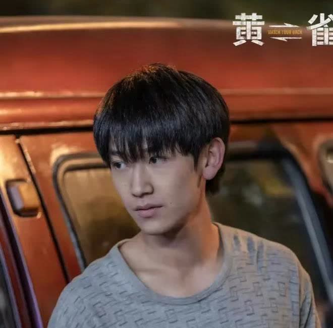 在《黄雀》里那个叫小春的哑巴小偷是谁演的？请的那个演员他原本就是哑巴吗？看他比划