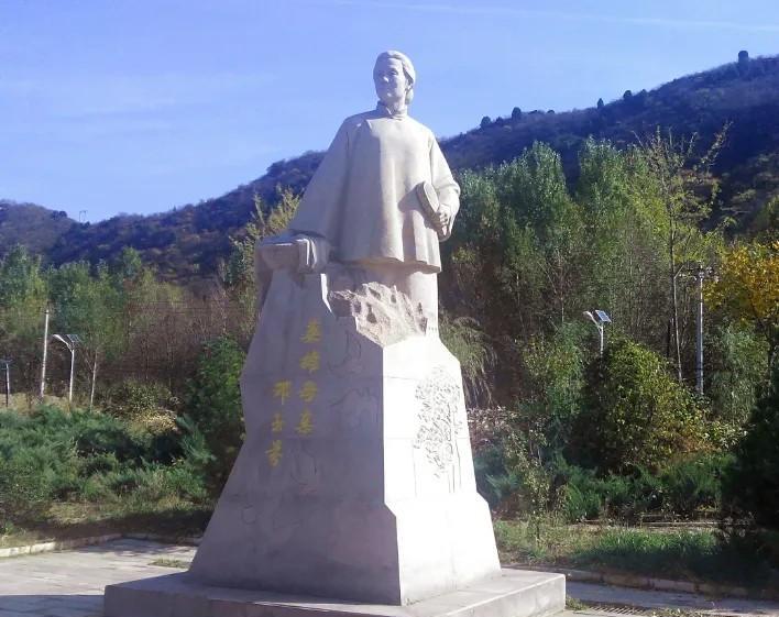 1944年，一个寡母把一团棉花塞进不到6岁的儿子嘴里，又用力地捂着儿子的嘴巴，直