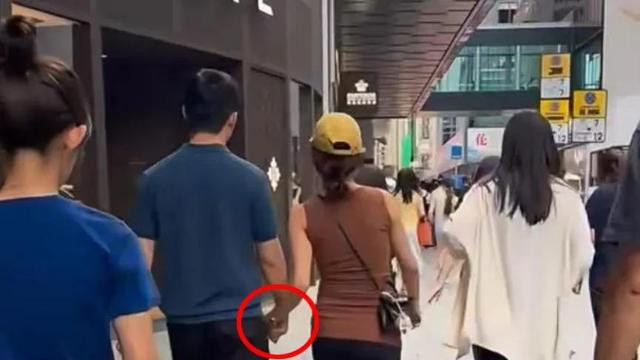 孕味十足的杨采钰脚步轻盈，男友贴心陪伴，疑似在香港生小孩