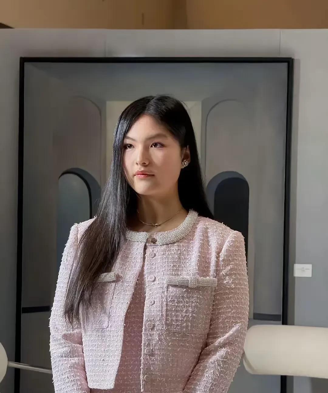 发现没有？
王诗龄无论怎么打扮都是精致土，
她的身材年龄根本撑不起名媛的穿搭，