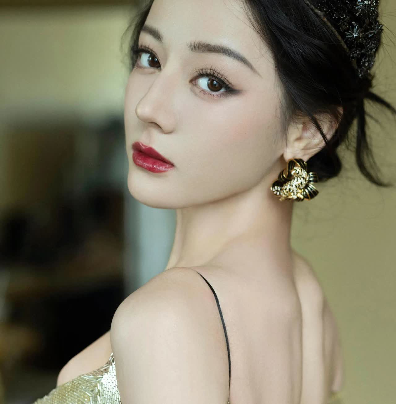 33岁的迪丽热巴只要不塌房，

她有没有演技已经无所谓了，

因为她最大