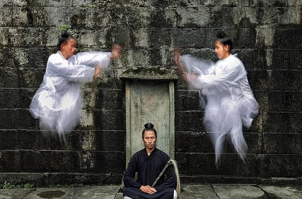 六亲缘浅的人如果想逆风翻盘 ，唯一的出路就是克己 。因为在这个世界上，没有一个人