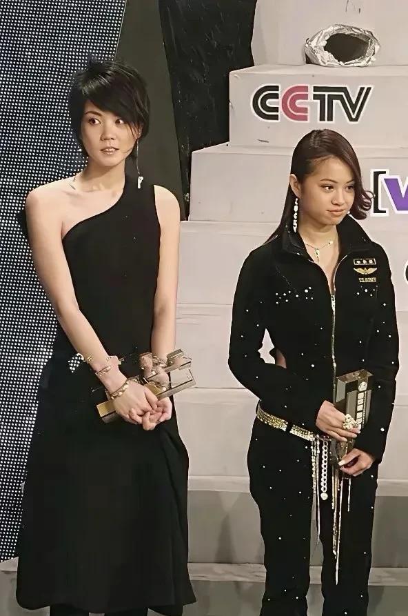 左边是王菲，身高174cm，出生北京，右边是蔡依林，身高161cm，出生台湾 