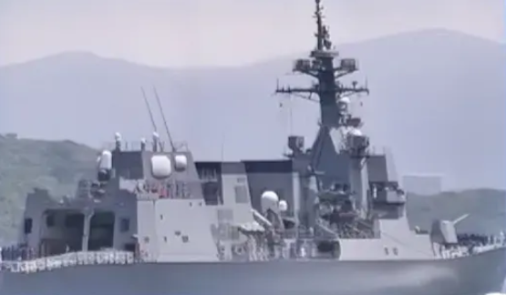 日本船只穿行台湾海峡，再提“自由航行”论调。

中方强调，各国均享有航行权利，但