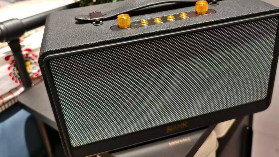 送礼送什么显高档又实用？这款复古蓝牙音箱简直不要太合适，皮质外壳，档次瞬间提升！