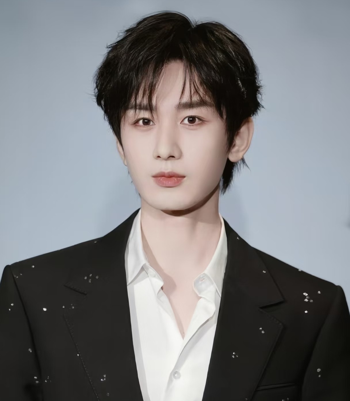 成毅晚上估计翻来覆去也睡不着了！

他怎么也想不明白，

都是同期的剧，