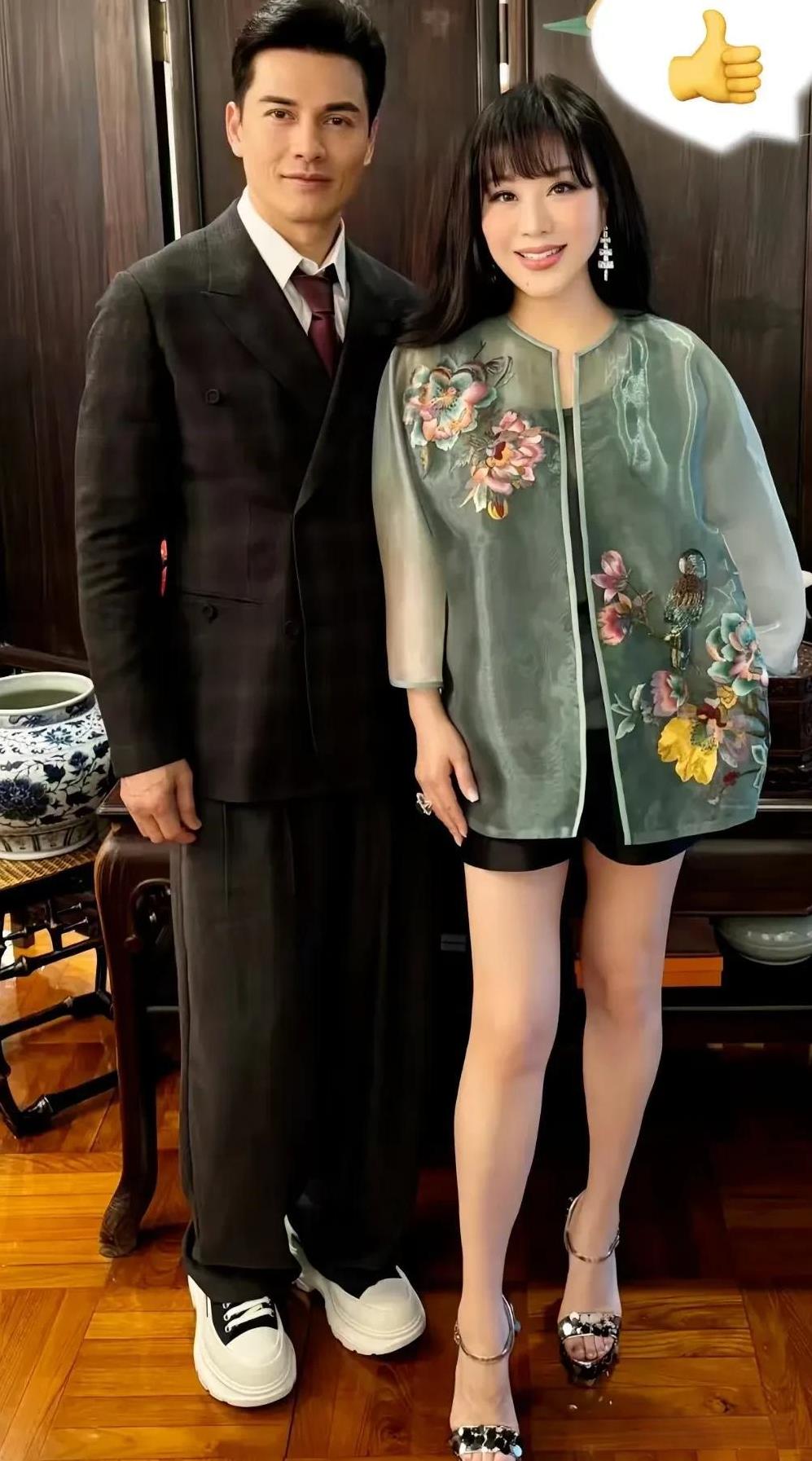69岁吕良伟携52岁妻子同框！
这状态惊爆全网：
确定不是吃了“防腐剂”？
69
