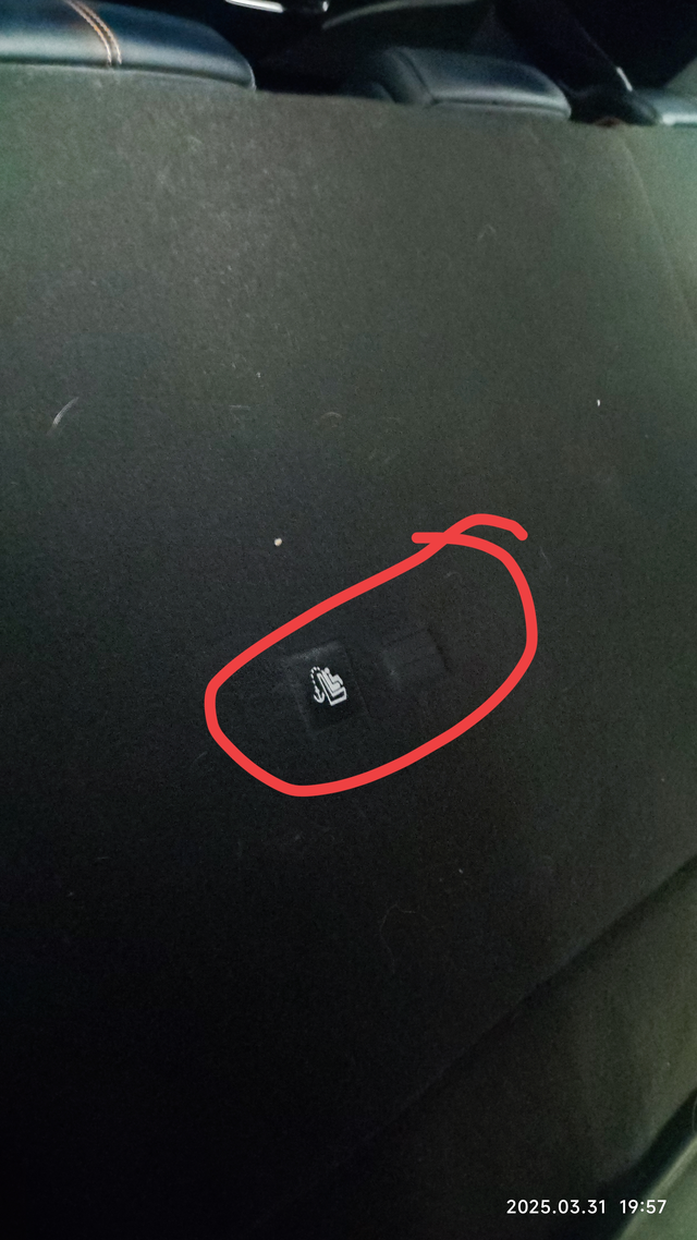 请教下车友
后座靠背后面的挂钩什么用途

