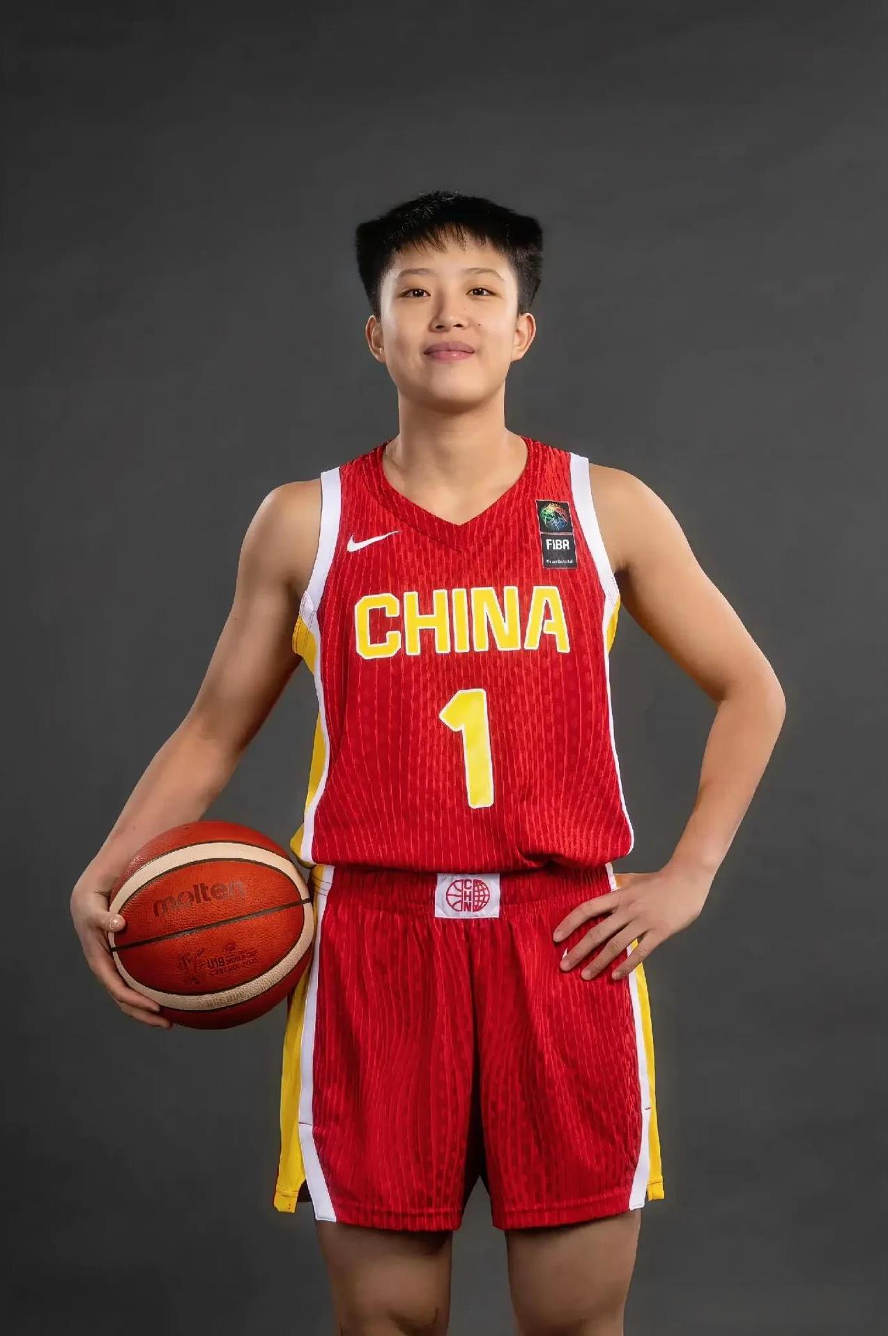 不知道大家发现没有？
U19女篮能赢捷克，
不仅因为冉珂嘉强，还因为
捷克队的三