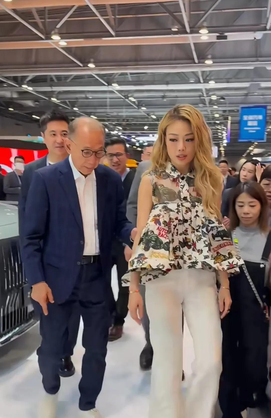 昨天香港车博会开幕，众多车企南下参展。博览会也颇为热闹，除了各品牌邀请明星站台，
