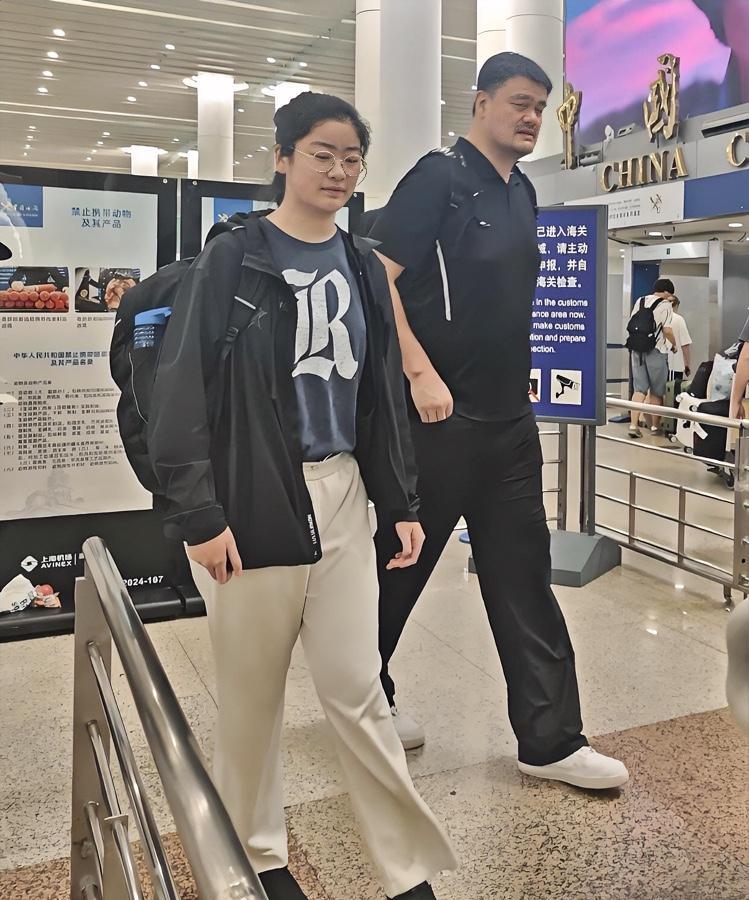 近日，姚明和女儿现身上海浦东机场，15岁姚沁蕾身高1米9，这对特别的父女立马引起