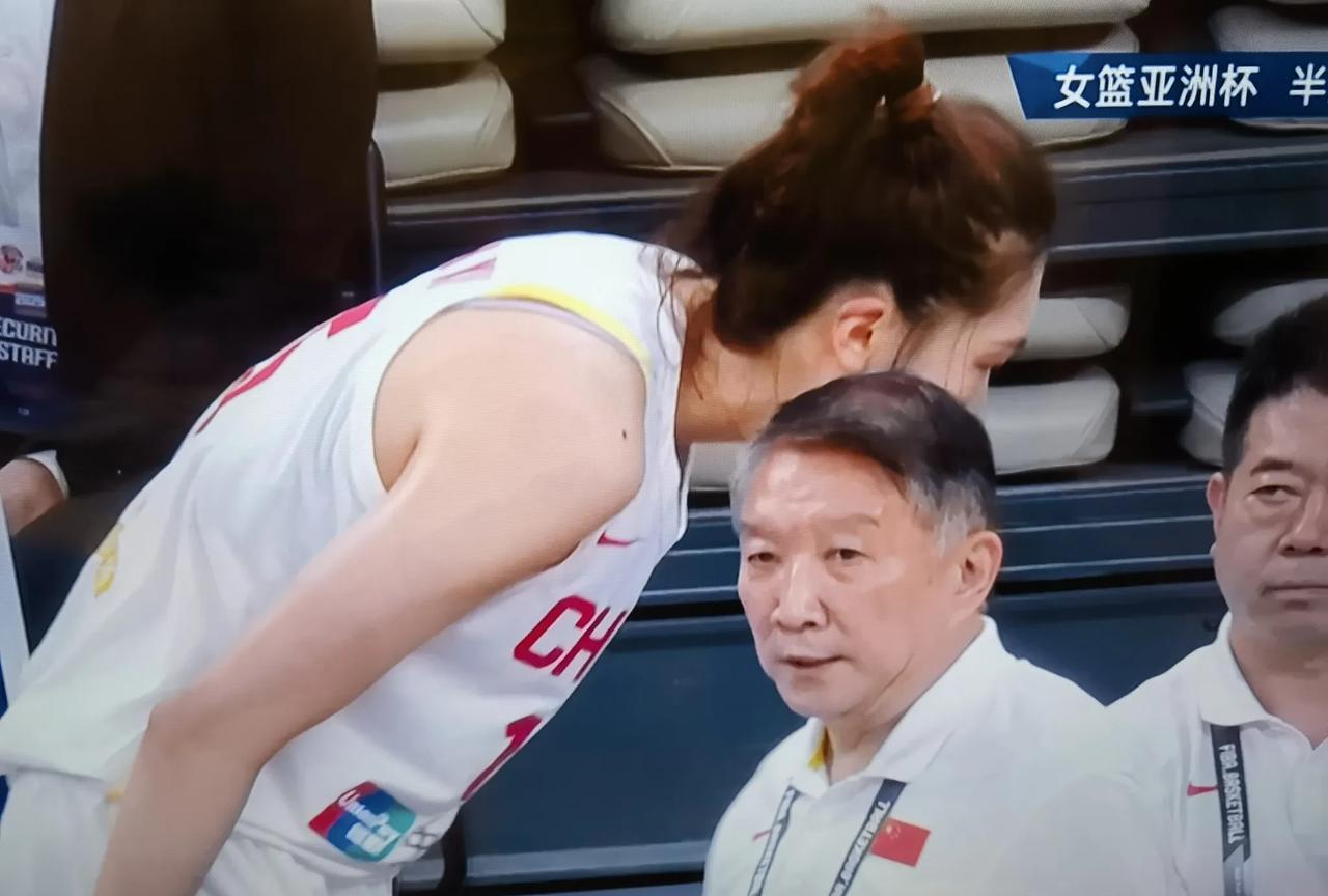 这个上半场太难了！
       51：49！中国女篮在第二节结束的时候反超了比