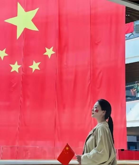 奇迹！奇迹！！！
在北京长城上，一女子看到鲜艳的五星红旗，用手机记录下这美好的一