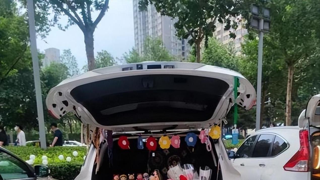 上海“后备箱经济”爆火：你永远想不到，年轻人搞钱有多花样百出