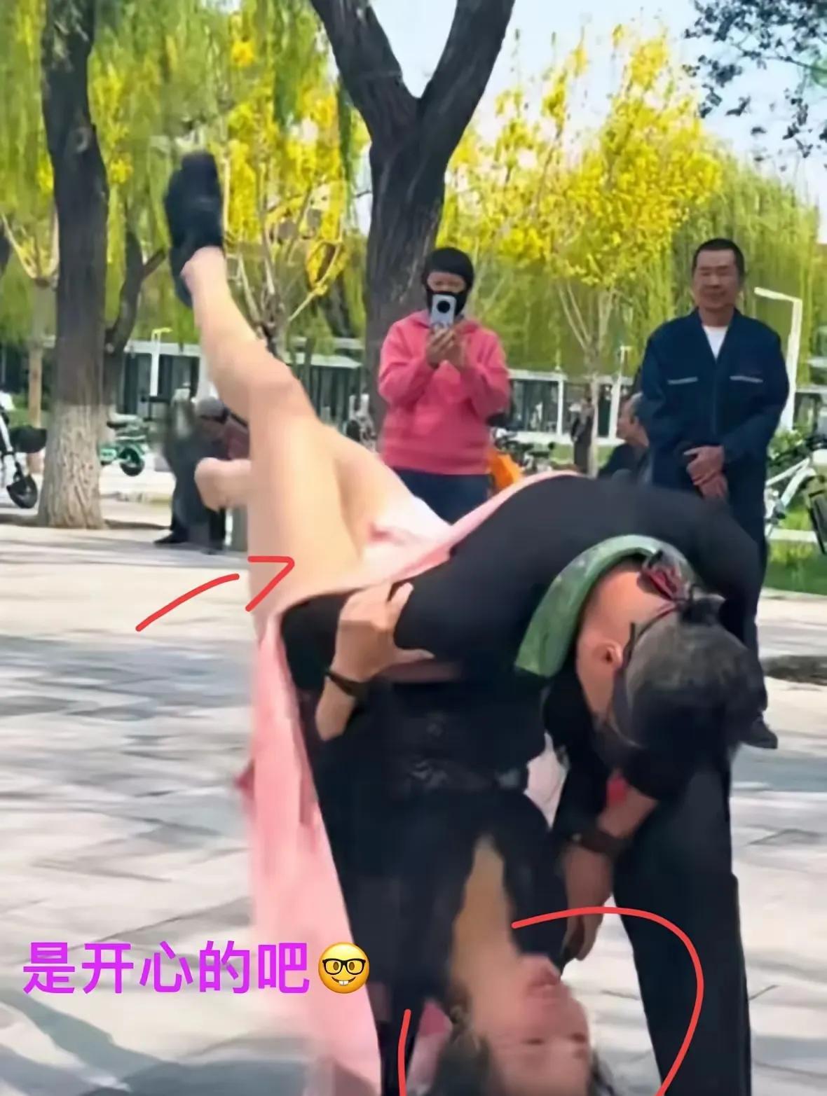 跳舞跳出新高度
你高兴
我乐意
别人爱杂滴就杂滴
你鼓掌
他拍照
咱就是不知什么